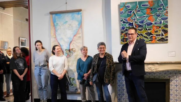 © (Photo NR)  Vernissage Vendredi 5 avril 2024 au musée de la Corbillière de Mer. Jusqu’au 9 juin, l’exposition temporaire « Eaux vives » met en valeur les œuvres d’une dizaine d’artistes contemporains autour de la thématique de l’eau sous toutes ses formes, de la surface aux profondeurs, comme source de vie ou d’inquiétude, et source d’inspiration. Réalisations plastiques, peintures, assemblages et photographies feront plonger les visiteurs dans l’art contemporain.